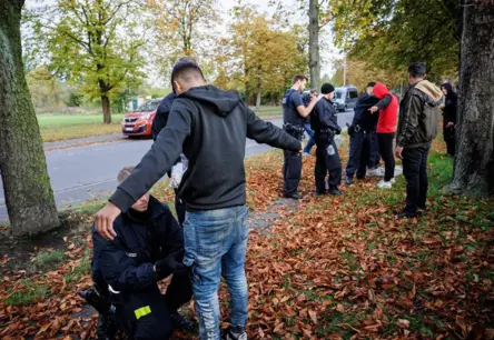 Trīs ES valstis noraida 200 000 migrantu: spriedze uz Baltkrievijas robežas turpinās