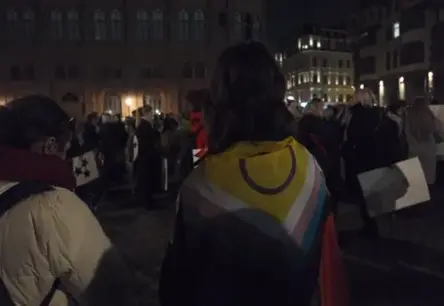 Tūkstošiem Latvijas iedzīvotāju protestē pret izstāšanos no Stambulas konvencijas