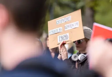 Tūkstošiem Latvijas un pasaules iedzīvotāju protestē pret izstāšanos no Stambulas konvencijas