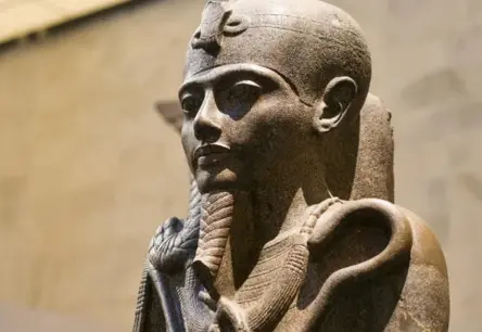 Tūkstošiem gadu senā Tutanhamona kapenēs atklātas bīstamas plaisas