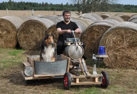 Tukuma novadā radīts unikāls braucamais ar blakusvāģi saimniekam un viņa kollijam Hosento – stāsts par izdomu un sirds siltumu