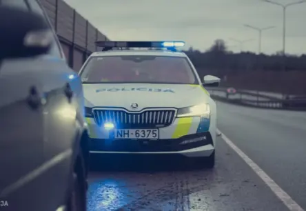 Tukuma pusē "Volvo" vadītājs, bēgot no policijas ar 151 km/h ātrumu, avarē: atbildības un drošības robežas