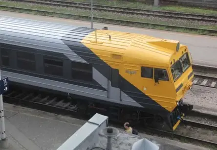 Tukumā zem vilciena pakritis un gājis bojā vīrietis