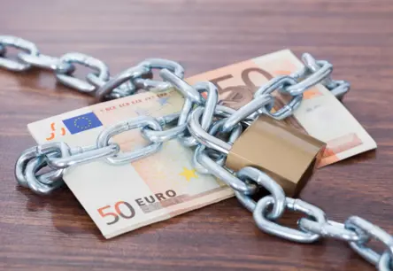 Tumsā un bez naudas? Zviedrija reabilitē skaidro naudu, liekot Latvijai un Eiropai aizdomāties par drošību krīzes apstākļos