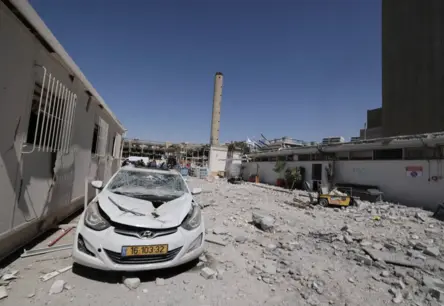 Tuvo Austrumu uzliesmojums: Irānas Daudzkaujas Galviņu Raķetes Satricina Izraēlu, Eskalējot Reģionālo Konfliktu