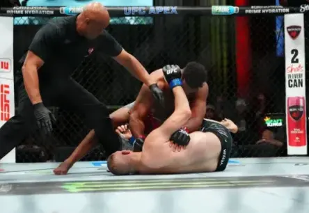 UFC šovā notiek negaidīts pavērsiens: Akosta izmanto otro "dzīvību" un izcīna iespaidīgu uzvaru