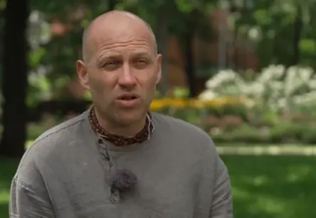 Uģis Kuģis nonāk policijas redzeslokā: kaimiņu neizpratne par “Hare Krišna” izraisījusi nepatikšanas