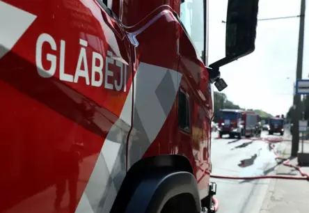 Uguns naktī Valmierā: 45 cilvēki evakuēti, atklājot kritisku trūkumu drošībā