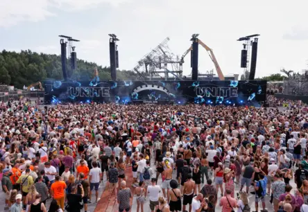 Ugunsgrēka izpostīto "Tomorrowland" skatuvi glābj "Metallica" un helikopters