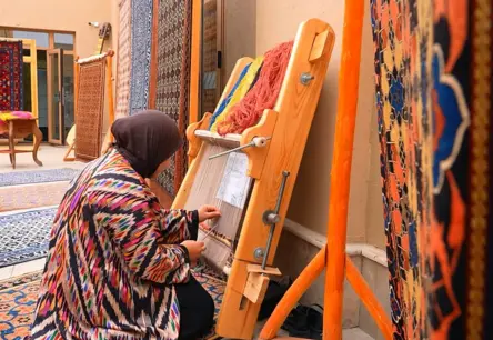 Uzbekijas paklāju māksla: Zīda ceļu meistardarbi, kas sargā vēsturi un krāsas