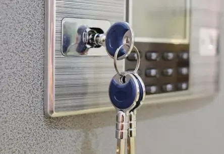 Uzņēmējam par 60 000 eiro kukuli kratīšanas laikā piespriež pusotru gada cietumsodu