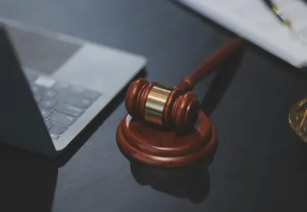 Uzņēmējam par kukuļa piedāvāšanu kratīšanas laikā piespriež pusotra gada cietumsodu