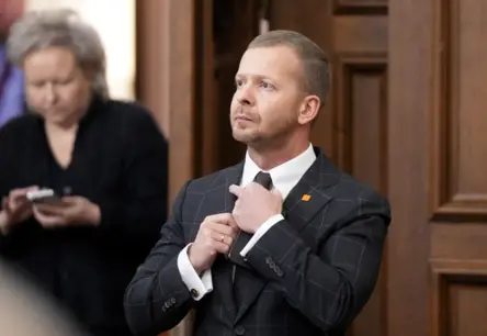 VDD veic kratīšanu Rīgas domes deputāta Alekseja Rosļikova automašīnā kriminālprocesa ietvaros