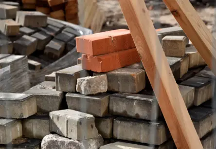 VID aptur "aplokšņu" algu izmaksu būvniecības uzņēmumā; izņemti desmitiem tūkstošu eiro