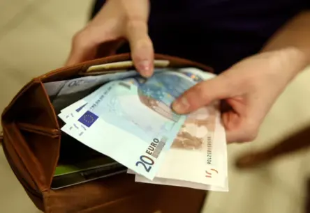 VID uzsāk vēsturisku skaidras naudas uzraudzību: kas jāzina par iemaksām virs 750 eiro un ēnu ekonomikas ierobežošanu?