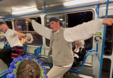 VIDEO: Jauniešu spontānais deju priekšnesums Rīgas tramvajā kļūst par interneta sensāciju