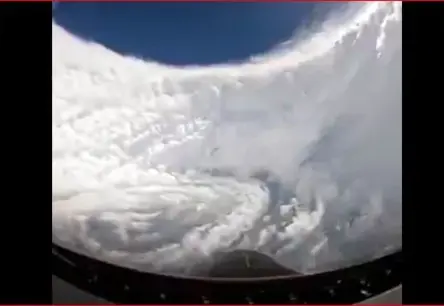 VIDEO. Viesulvētra "Melisa": lidmašīna, kas filmēja tās aci, par mata tiesu izglābās