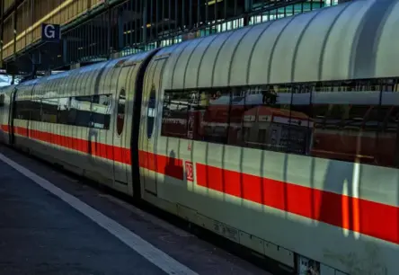 Vācija Karstuma Gūstā: Pasažieri Divarpus Stundas Iestrēgst Svelošā Vilcienā uz Tilta