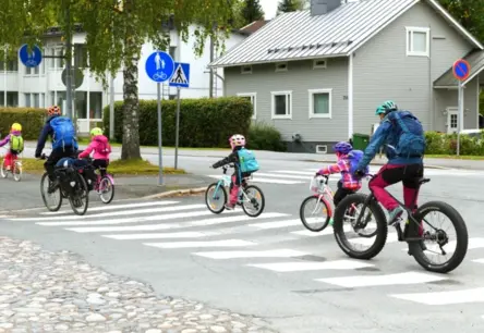 Vai bērns drīkst viens braukt uz skolu ar velosipēdu? CSDD skaidro noteikumus