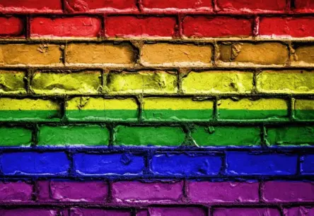 Vai slavenības ir pasargātas no meliem? Kā satīriskas lapas rada ziņas par aktrisēm klikšķu dēļ