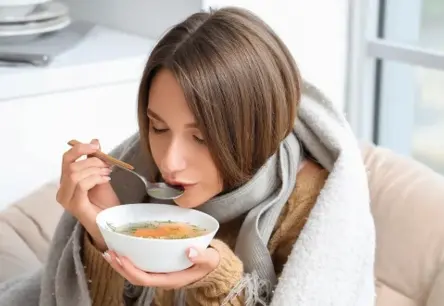 Vai vistas buljons patiešām palīdz saaukstējoties? Ārste sniedz skaidru atbildi