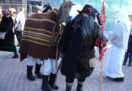 Vai zināt, kāpēc maskās tērpjas kā "čigāni"? Tradīcijas dziļākā nozīme un vārda izcelsme