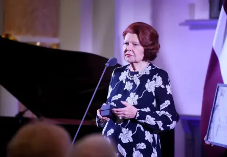 Vaira Vīķe-Freiberga un simtiem folkloristu aicina prezidentu atbalstīt Stambulas konvenciju pret vardarbību