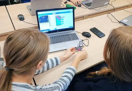 Vairāk nekā 4500 skolēnu Latvijā apgūs datoriku ar robotiem un mikrodatoriem