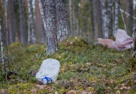 Vairāk stikla, mazāk lieku lupatu: Ko darīt, lai Latvijas daba kļūtu tīrāka?