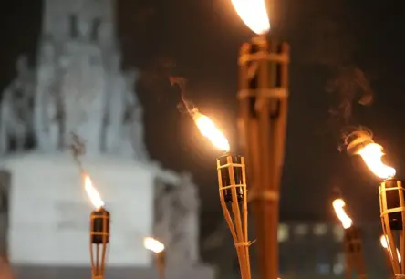Vairāki simti cilvēku piedalās Lāčplēša dienas lāpu gājienā no Brāļu kapiem