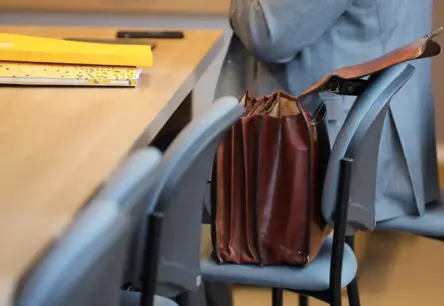 Valdība apstiprina pabalstu samazinājumu ārvalstīs strādājošām amatpersonām no nākamā gada