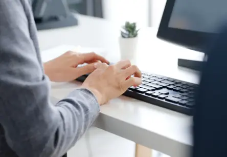 Valdība dod zaļo gaismu: militārā tehnika nu brīvi testējama uz Latvijas ceļiem