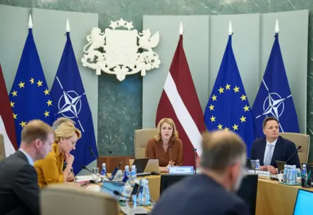 Valdība pieņem stratēģisku lēmumu: 2026. gada budžets bez jauniem prioritārajiem pasākumiem – fokuss uz aizsardzību un demogrāfiju