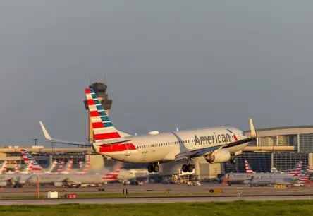 Valdības dīkstāve rada haosu: 40 ASV lidostas samazina reisus, ceļotājiem jāsagatavojas aizkavējumiem