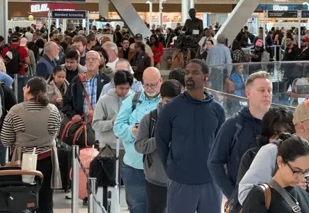 Valdības slēgums rada haosu ASV aviācijā: gaisa satiksmes kontrolieri strādā bez algas, lidojumi kavējas