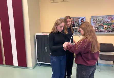 Valmieriešu jaunieši protestē pret Stambulas konvencijas noraidīšanu