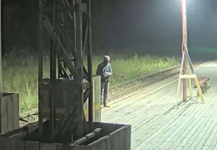 Valsts policija aicina atpazīt vilciena “mākslinieku”: Vandalisms atkal aptraipa dzelzceļu un sabiedrības mieru