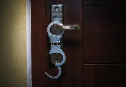 Valsts policija brīdina par jaunu krāpšanas shēmu: krāpnieki izkrāpj iedzīvotājiem dzīvokļus