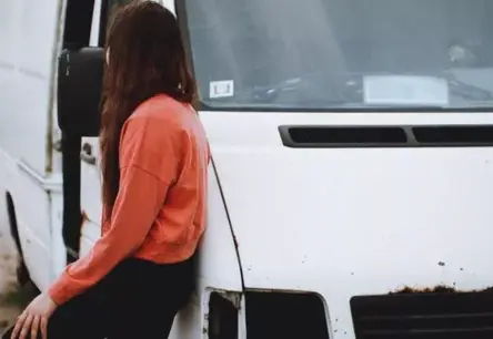 Vardarbība skolās: Institūcijas gaida ieguldījumu, bērni cieš – vai sistēma spēs rast risinājumu?