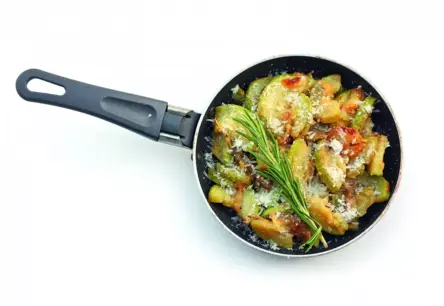 Vasaras kulinārijas burvība: Ātras un neatvairāmas receptes ar jaunajiem dārzeņiem un ogām!