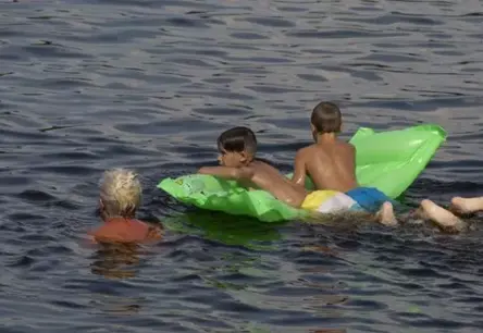 Vasaras prieki un bērnu drošība: Operatīvie dienesti aicina uz modrību un atbildību