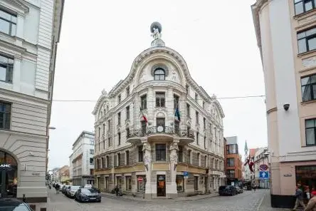 Vecrīgas Rotātā Pērle Nonāk Pārdošanā: Izsole Par Namu Ar Atlantu Skulptūru