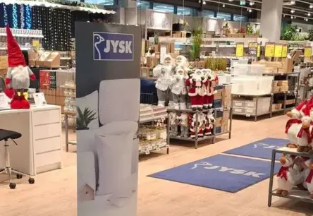 Veikali steidz Ziemassvētkus: Rūķi un eglītes priekšā valsts svētkiem, sabiedrība neapmierināta