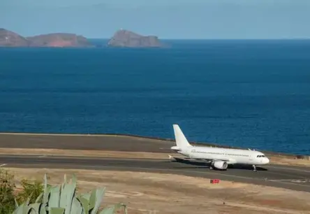 Vējš, kalni un īsi skrejceļi: kā piloti droši nosēžas pasaules izaicinošākajās lidostās