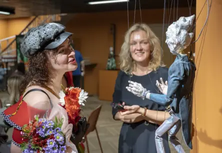 Veltas Emīlijas Platupes leļļu izstāde "Mirdz acis" Latvijas Leļļu teātrī: Kad lelles atdzīvojas