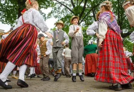 Vērmanes dārzs vibrē XIII Skolu jaunatnes dziesmu un deju svētku folkloras ritmos