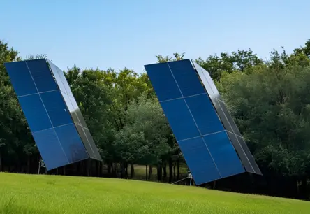 Vertikālās saules torņu tehnoloģijas: Par 50% vairāk enerģijas, aizņemot tikai trešdaļu platības