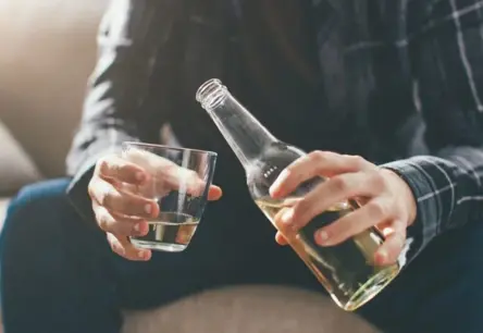 Veselības ministrija vērtē alkoholisko dzērienu ierobežojumu ietekmi uz sabiedrības veselību un patēriņu