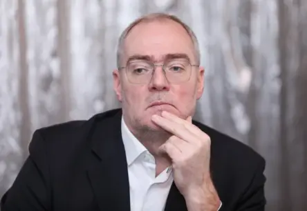 Veselības ministrijas Taupība Satricina Darba Tirgu: Abāšins Brīdina par Smagām Sekām