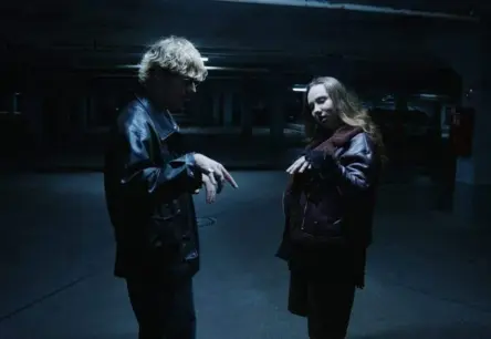 Vēstnieks un Julija apvieno spēkus liriskā dziesmā “Tu Pievelc”